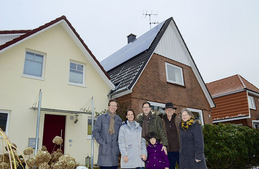 
Inzwischen feierte die erste DZ-4-Anlage mit Solarstromspeicher ihren ersten Geburtstag. Die Kunden konnten zufrieden sein, denn die Anlage schaffte die prognostizierte Autarkierate.
