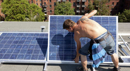 
Montage von Solarmodulen auf einem Wohnhaus im Berliner Szenekiez Prenzlauer Berg: Für den Rückendes Installateurs wäre es besser, wenn zwei Kollegen gemeinsam Hand anlegten.
