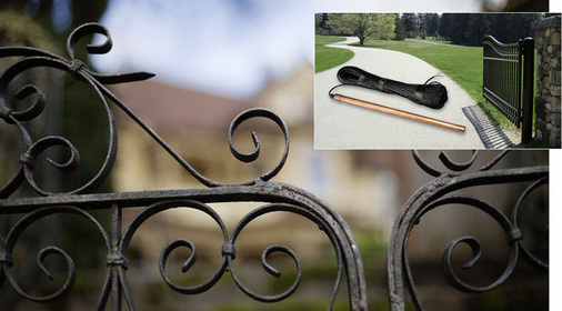 
Eindeutige Verabschiedung: Ein Magnetfeldsensor sorgt dafür, dass Gäste mit offenen Toren hinausgeleitet werden. Der Gatemate wird bis zu 100 Meter vor dem Tor im oder am Zugangsweg vergraben.
