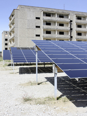 
Mit Blindleistung können die Solarparks das Netz auch in der Nacht unterstützen. Deshalb sollten die Restriktionen der Flächen fallen, um die Anlagen möglichst netzdienlich aufbauen zu können.
