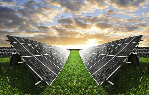 
Dunkle Wolken über der Photovoltaik in Deutschland: Die EEG-Umlage für denEigenverbrauch konterkariert die bisherige Energiewende. Warum steckt der Bund so viel Geld in die Förderung von Speichern?
