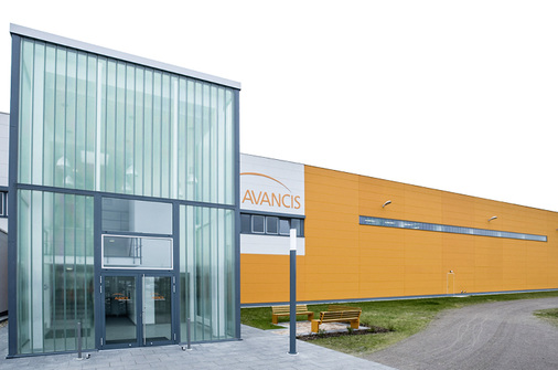 <p>
In Torgau hat Avancis zwei Modulfabriken mit insgesamt 100 Megawatt Kapazität gebaut. Aus der Fab 2 (80 Megawatt) stammt das Rekordmodul, das im Februar 16,6 Prozent Wirkungsgrad erreichte. Die Massenfertigung ruht derzeit noch.
</p> - © Foto: Avancis

