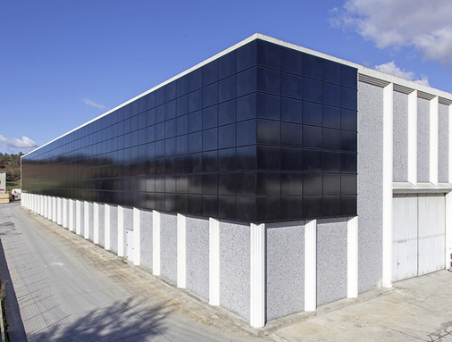 
CIGS-Fassade des italienischen Unternehmens Baraclit, das Betonfertigteile produziert. Die Fassade besteht aus 420 Dünnschichtmodulen von Solar Frontier. Ein Teilgenerator ist nach Osten ausgerichtet, einer nach Süden.
