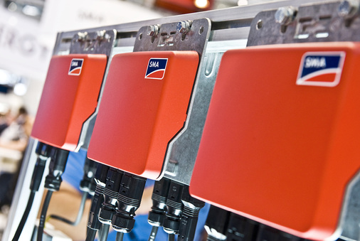 
Seit Langem angekündigt, sind die neuen Sunny Boy SB 240 von SMA nun in Deutschland, Österreich und der Schweiz erhältlich. Die Montageplatte aus Metall dient zugleich der Kühlung.
