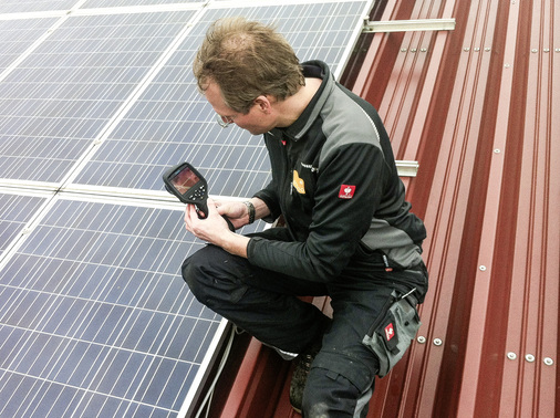 
Durch den Einsatz einer Wärmebildkamera kann gleich vor Ort auf dem Dach beurteilt werden, ob ein Modulschaden vorliegt.
