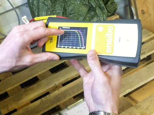 
Mit einem Kennlinienmessgerät kann bei der Inspektion vor Ort erkannt werden, ob es Schäden an Modulen gibt.
