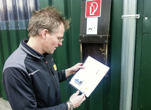 
Was tun, wenn es brennt? Das Beiblatt verrät, wo die elektrischen Leitungen der Photovoltaikanlage verlegt sind und wo sich der Notausschalter befindet. 
