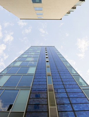 
Transparente Glasflächen und Photovoltaik ergänzen sich durchaus und erlauben abwechslungsreiche Architektur. Immer mehr Architekten erkennen die Chancen, die sich durch die Solartechnik bieten. Ab 2020 müssen Neubauten in der Europäischen Union ihren Energiebedarf autark decken, vom Dach oder der Fassade. Dann wird sich zeigen, welche Architekturbüros mit der Zeit gehen. Nicht nur die Installateure stehen am Scheideweg: Auch die Architekten müssen sich entscheiden, ob sie die wachsenden Ansprüche ihrer Bauherren erfüllen wollen.
