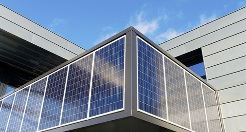 
Solarmodule an einem Bürogebäude: Es muss nicht immer diegesamte Fassade sein. Kleinere Generatoren an geeigneten Flächen öffnen neue gestalterische Spielräume.
