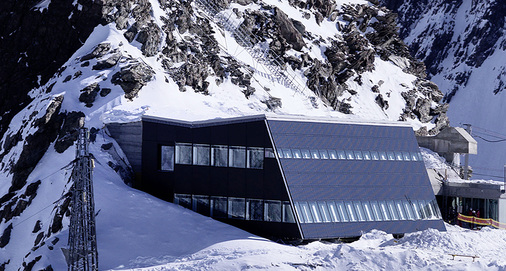 
Gipfelrestaurant am Kleinmatterhorn: Die Fassade versorgt das Gebäude autark, inklusive den Küchen und Lüftungssystemen. Die Module sind für alpine Witterung ausgelegt.
