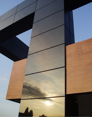 
Kassettenfassade mit CIGS-Dünnschichtmodulenim Berliner Stadtteil Adlershof.
