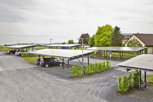 <p>
Die Carportanlage auf dem Kundenparkplatz von IBC Solar in Bad Staffelstein wurde mit einem Gestellsystem von Puk-Solar realisiert.
</p>