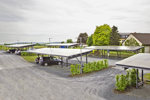 
Die Carportanlage auf dem Kundenparkplatz von IBC Solar in Bad Staffelstein wurde mit einem Gestellsystem von Puk-Solar realisiert.
