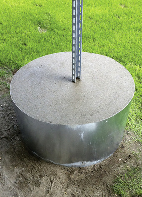 
Darf oder kann man nicht tief genug in den Boden eindringen, werden Betonelemente gegossen. Dazu werden die Stützen provisorisch am Boden fixiert und speziell dimensionierte Schalungskörper platziert, die nach dem Aushärten des Betons mühelos entfernt und wiederverwendet werden können.
