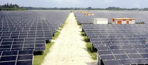 
Die Brennstoffzellen konkurrieren mit motorbetriebenen Blockheizkraftwerken, die im gewerblichen Einsatz mit mehreren Hundert Kilowatt Leistung ohne Alternative sind – und überdies zu größeren Solargeneratoren passen.
