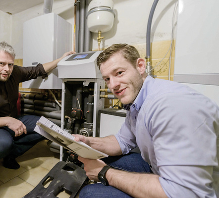 
Die Brennstoffzelle wirkt wie ein Blockheizkraftwerk, indem sie Kraft und Abwärme zugleich erzeugt. Das macht sie zum idealen Partner der Photovoltaik.
