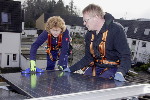 
Cornelia Laudeley und Mitarbeiter Michael Strubenhoff bei der Dachmontage der Paneele.
