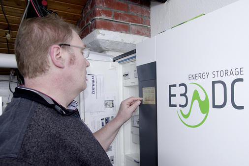 
Der Autor bei der Inbetriebnahme des Hauskraftwerks von E3/DC.
