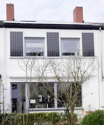 
An der Südfassade nutzt Familie Goltsche sogenannte Plug-in-Module für die Steckdose.
