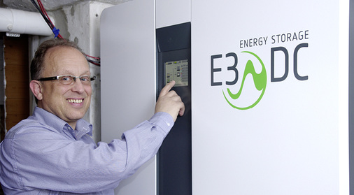 
Der Solarkunde Wolfgang Goltsche ist mit dem Hauskraftwerk zufrieden. Nach der Inbetriebnahme und Betreibereinweisung kann er nun den Eigenverbrauch in seinem Haushalt optimieren und verwalten.
