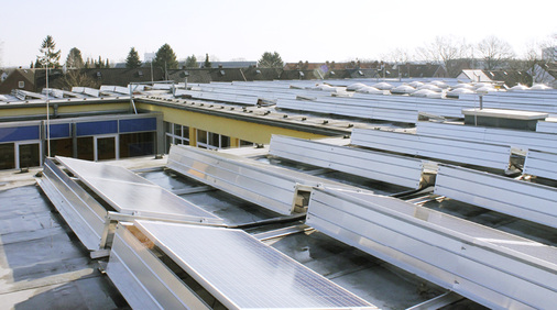 <p>
Die Anlage auf der Bremer Grundschule hat eine Leistung von knapp 100 Kilowatt.
</p> - © Foto: Energiegewinner eG

