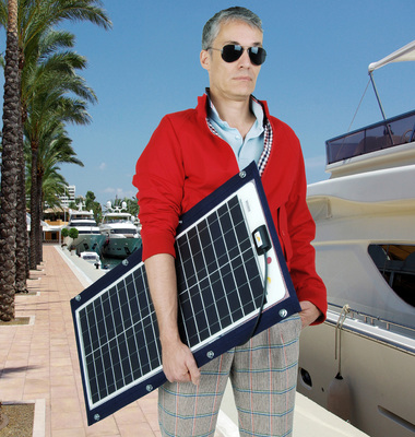 <p>
Module unterm Arm und ab in die Sonne: Sehr leichte, spezielle Solargeneratoren wie die neuen XT-Module von Sunware machen es möglich.
</p> - © Foto: Sunware


