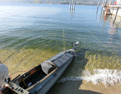 
Solarversorgung an Bord eines Faltboots: Diese flexiblen Module werden wie eine Matte aufgelegt und festgezurrt. Sie lassen sich problemlos auch aufs Zelt legen oder auf den Steg. Die Faltmodule aus CIGS leisten 25 Watt.

