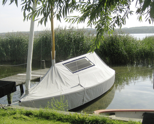 
Strom ohne Sorge um die nächste Steckdose. Module mit Textileinfassung scheuern nicht. Diese hier halten auch starke Böen aus. 
