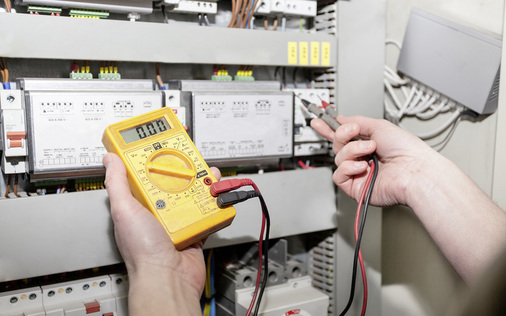 
Im Zweifelsfalle prüfen: Ob eine Anlage spannungsfrei geschaltet ist, lässt sich in aller Regel sehr leicht kontrollieren.
