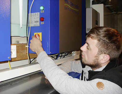 
Das Speicherpaket besteht aus zwei Akkus mit je 24 Zellen und acht Kilowattstunden nutzbarer Speicherkapazität. Spezialist Pierre Michel überprüft die Funktionen.
