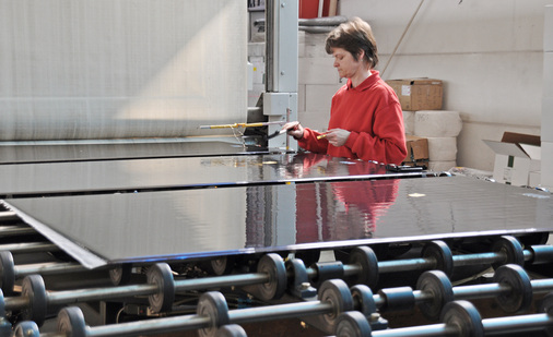 <p>
</p>

<p>
Der Hersteller Algatec aus der Niederlausitz produziert seit 2006 kristalline Module. 23 Mitarbeiter arbeiten im Werk in Prösen.
</p> - © Foto: Petra Franke

