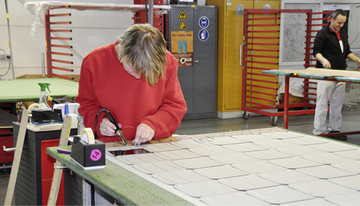 
Um in der Herstellung flexibel zu sein, müssen einzelne Arbeitsschritte per Hand erfolgen, wie zum Beispiel das Verlöten der Sammelschienen.



