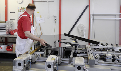 
Gerade beim Rahmenbau und der -montage kann Algatec seine Erfahrungen aus dem Metallbau einbringen. So sind zum Beispiel die Kanten der Rahmen leicht angephast, damit Regenwasser leichter ablaufen kann.



