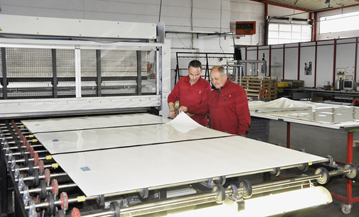 <p>
</p>

<p>
Geschäftsführer Rainer Ruschke (rechts) am Laminator, der wie die anderen Maschinen im Werk immer wieder dem neuesten Stand der Technik angepasst wurde.
</p> - © Foto: Algatec

