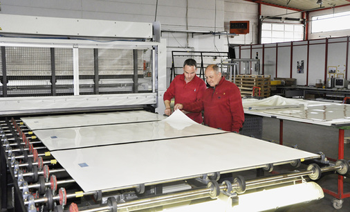 



Geschäftsführer Rainer Ruschke (rechts) am Laminator, der wie die anderen Maschinen im Werk immer wieder dem neuesten Stand der Technik angepasst wurde.
