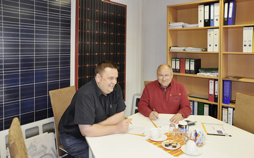 



Geschäftsführer Rainer Ruschke (rechts) und Ullrich Jank (links) müssen wie viele andere Modulhersteller in diesen Zeiten hart kämpfen. Qualitätsarbeit und enge Kundenbeziehungen sind unabdingbar.
