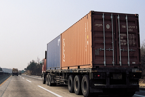 
Nachdem die Module das Werk verlassen haben, geht es zunächst auf die Straße. Je nachdem, in welchem Zustand diese ist, sind die Module verschieden starken Erschütterungen ausgesetzt.



