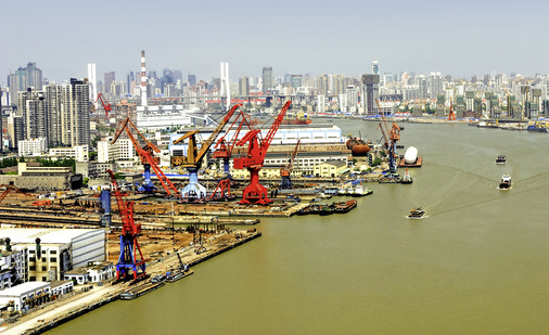 



Der Hafen von Schanghai. Hier beginnt die Reise der meisten Module aus China über die Meere in alle Teile der Welt. Wenn es nach Europa geht, ist Antwerpen oft der Zielhafen. 
