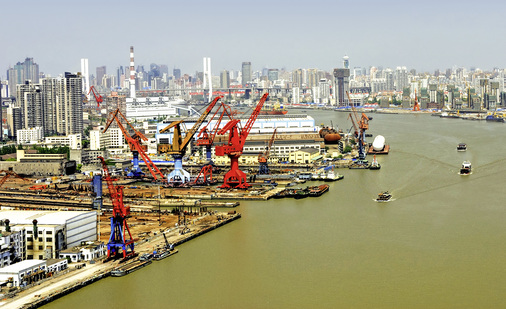 <p>
</p>

<p>
Der Hafen von Schanghai. Hier beginnt die Reise der meisten Module aus China über die Meere in alle Teile der Welt. Wenn es nach Europa geht, ist Antwerpen oft der Zielhafen. 
</p> - © Foto: maria luisa berti/iStock

