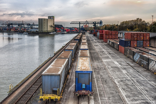
Der Hafen Niehl in Köln. In der Domstadt endete die Reise der Testmodule. Von Antwerpen bis nach Köln ging es für den Prüfcontainer allerdings über die Straße.



