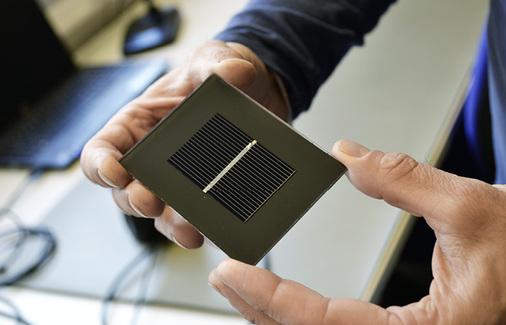 
Das Herz des Sensors ist eine kleine Präzisionszelle, die als Referenzmodul wirkt. Sie wird von Centrosolar ausWismar geliefert und in Handarbeit gefertigt.
