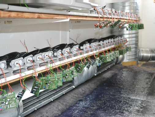 
Vormontage der Platinen mit Verkabelung. Jetzt fehlen noch die Gehäuse mit der eingeklebten Referenzzelle.
