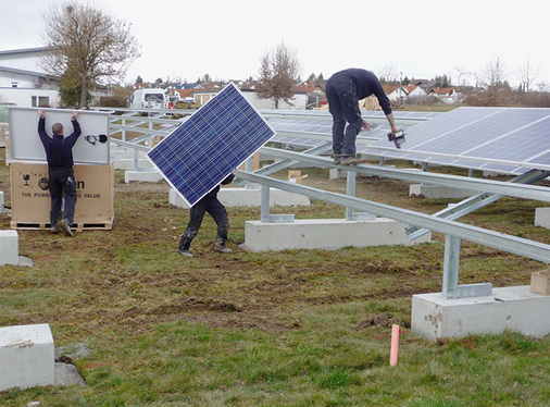 <p>
</p>

<p>
Installation der Photovoltaikanlage auf dem Wasserspeicher in Ammerbuch-Poltringen. Diese Aufdachanlage kommt ohne Hebezeuge und Gerüst aus.
</p> - © Foto: Arvid Goletz

