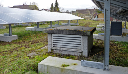 <p>
</p>

<p>
Lüftungsauslass hinter der Modulreihe: Um die Wasserqualität zu verbessern, muss der Speicher belüftet werden.
</p>

<p>
Der Planer musste auch diese Vorgabe berücksichtigen, um die Solaranlage nachträglich zu installieren.
</p> - © Foto: Arvid Goletz

