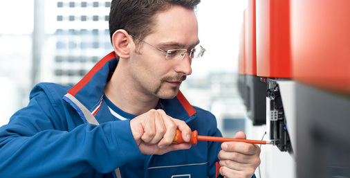 



Die Stunde Arbeitszeit eines qualifizierten Fachhandwerkers kostet rund 45 Euro. Manche Netzbetreiber zahlen für die Umrüstung eines Wechselrichters nur fünf Euro. Reichen zwölf Minuten für den Job?
