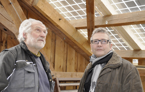 



Alexander Koller (rechts) hat das Indachsystem Clickplain entwickelt. Gemeinsam mit Schreinermeister Adalbert Faller hat er die Dachsanierung in Bickensohl realisiert.
