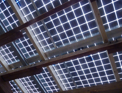 



Die längs zum Dach laufenden Schienen haben einen Abstand von anderthalb Metern. Die quer zum Dach laufenden Sprossen wurden im Modulraster von circa einem Meter verlegt. 
