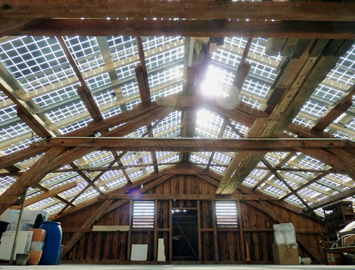



Durch den Einsatz der Glas-Glas-Module entstand ein lichtdurchfluteter Raum, was die Bauherren sehr freut. Im Zuge der Dachbegradigung wurde auch eine zusätzliche Sparrenlage eingebaut.
