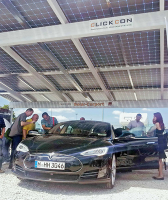 <p>
</p>

<p>
Auf der Intersolar 2013 adelte Tesla das System von Clickcon und stellte seinen Präsentationswagen unter dem Carport von Alexander Koller ab.
</p> - © Foto: Clickcon


