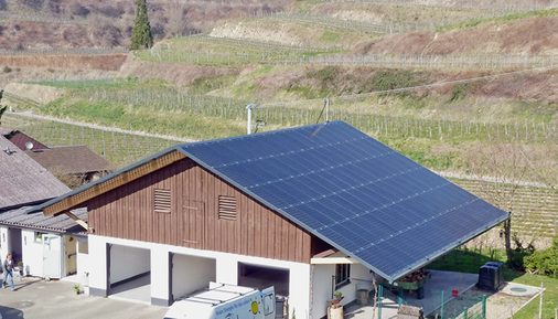 <p>
</p>

<p>
So schön kann Photovoltaik sein. Das sanierte Scheunendach der Familie McGraw lässt die Weinberge immer noch malerisch aussehen. 176 Module SI-Enduro mit einer Leistung von 250 Watt wurden mit dem Montagesystem Clickplain auf 300 Quadratmeter Dachfläche verbaut.
</p> - © Foto: Clickcon

